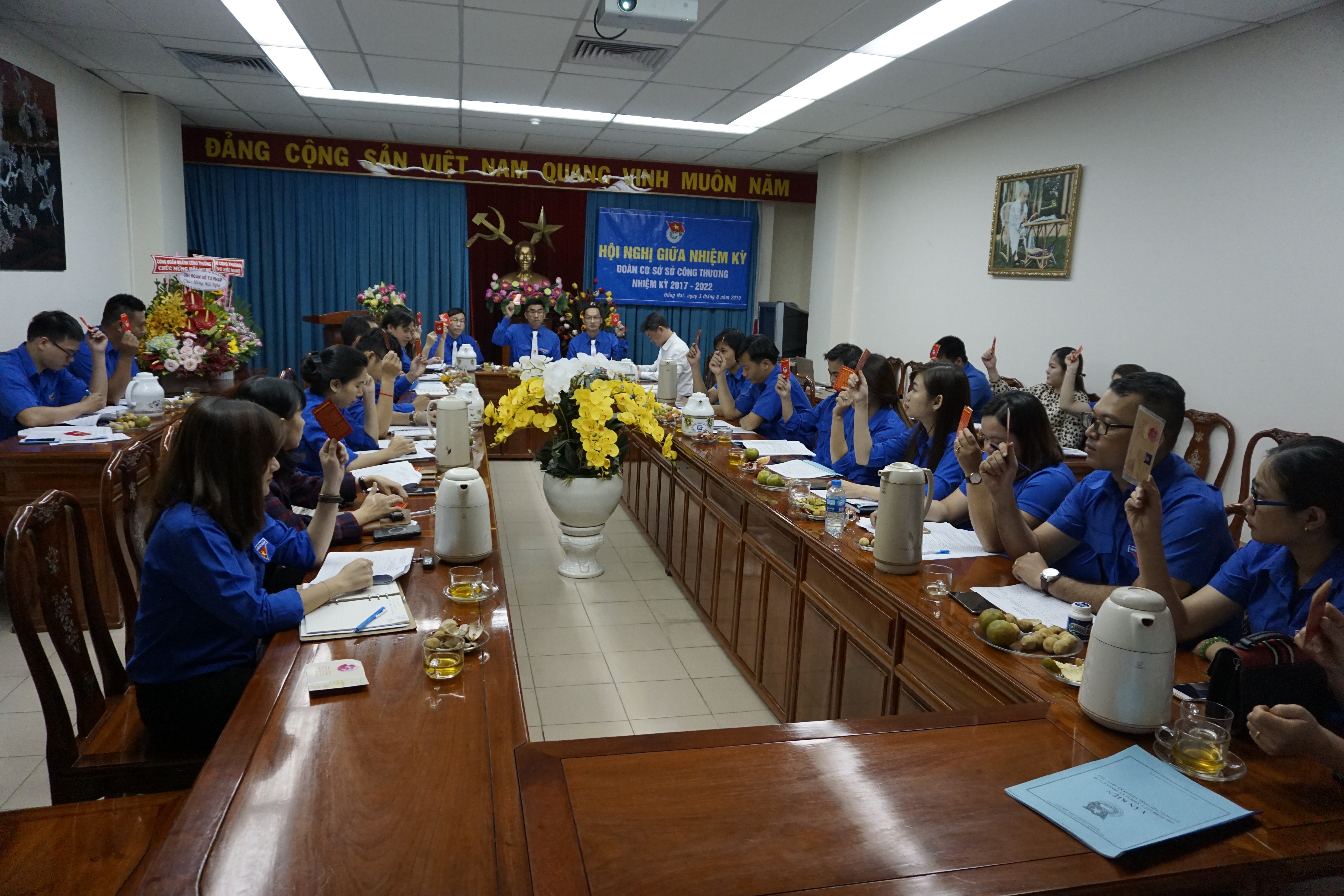 hoi nghi giua nhiem ky 2).JPG