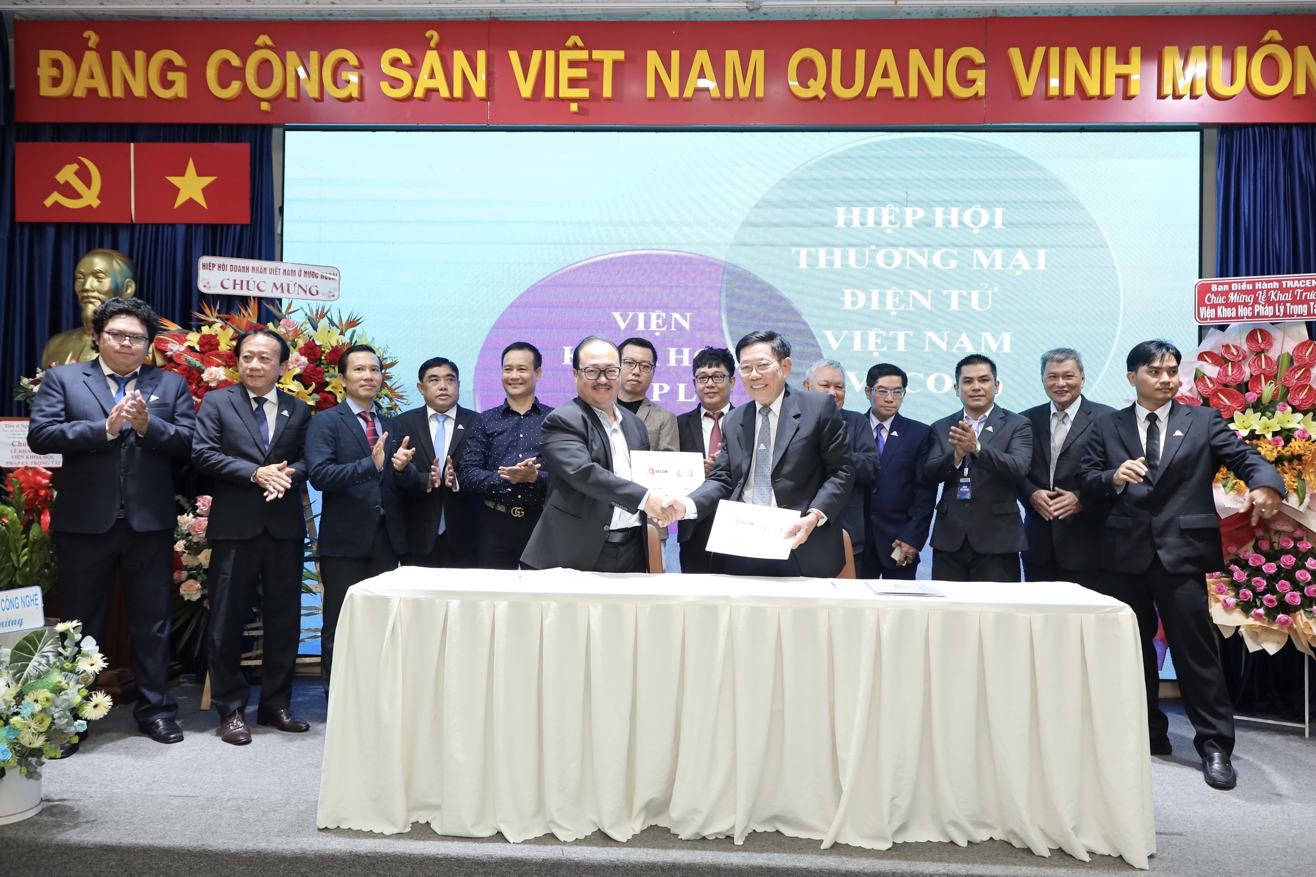 TRONG TAI THUONG MAI.jpg