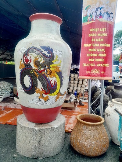 2842025-binh gom.jpg