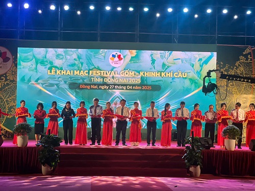 2842025-cat bang khai mac Festival gom BH.jpg